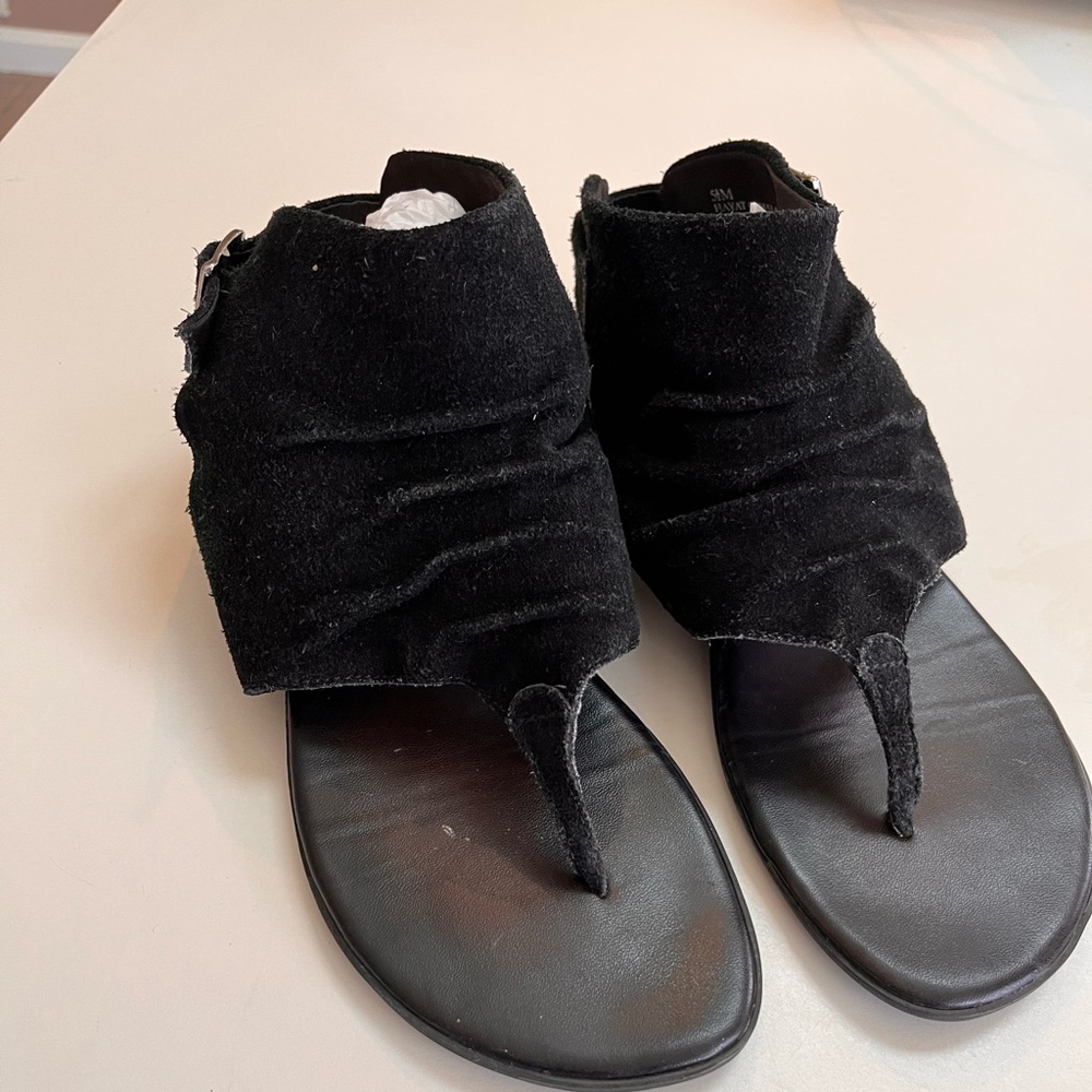 Suede black Mia sandals with buckle. Size 5.5